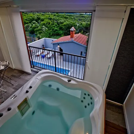 Superior 4 Antea With Pool Jacuzzi, Vila