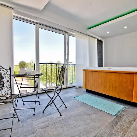 Superior 4 Antea With Pool Jacuzzi, Vila